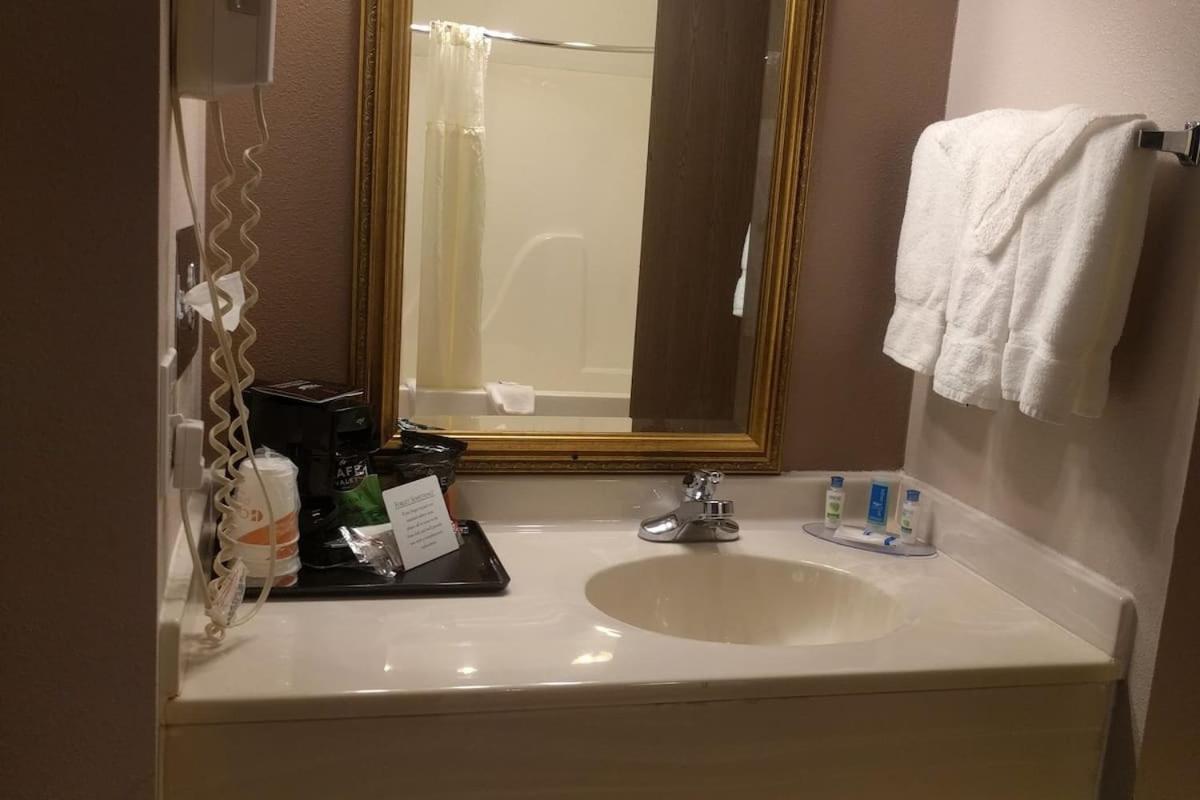 Royal Inn Suites Huntington 外观 照片