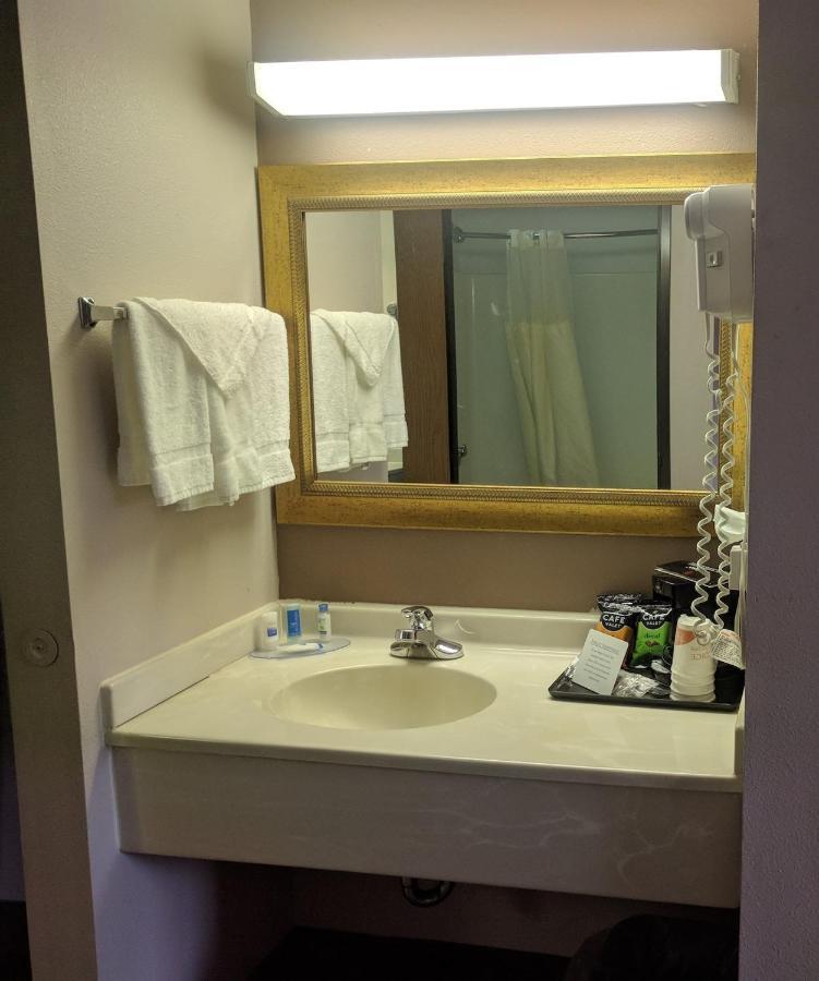 Royal Inn Suites Huntington 外观 照片